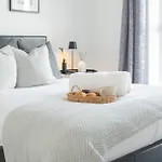 Glory Homes- City Centre Apartment , Sleeps 7 With Parking & Wifi