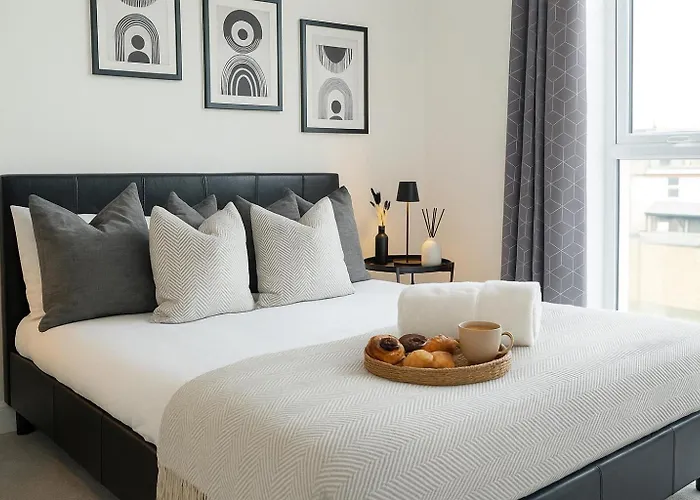 Glory Homes- City Centre Apartment , Sleeps 7 With Parking & Wifi