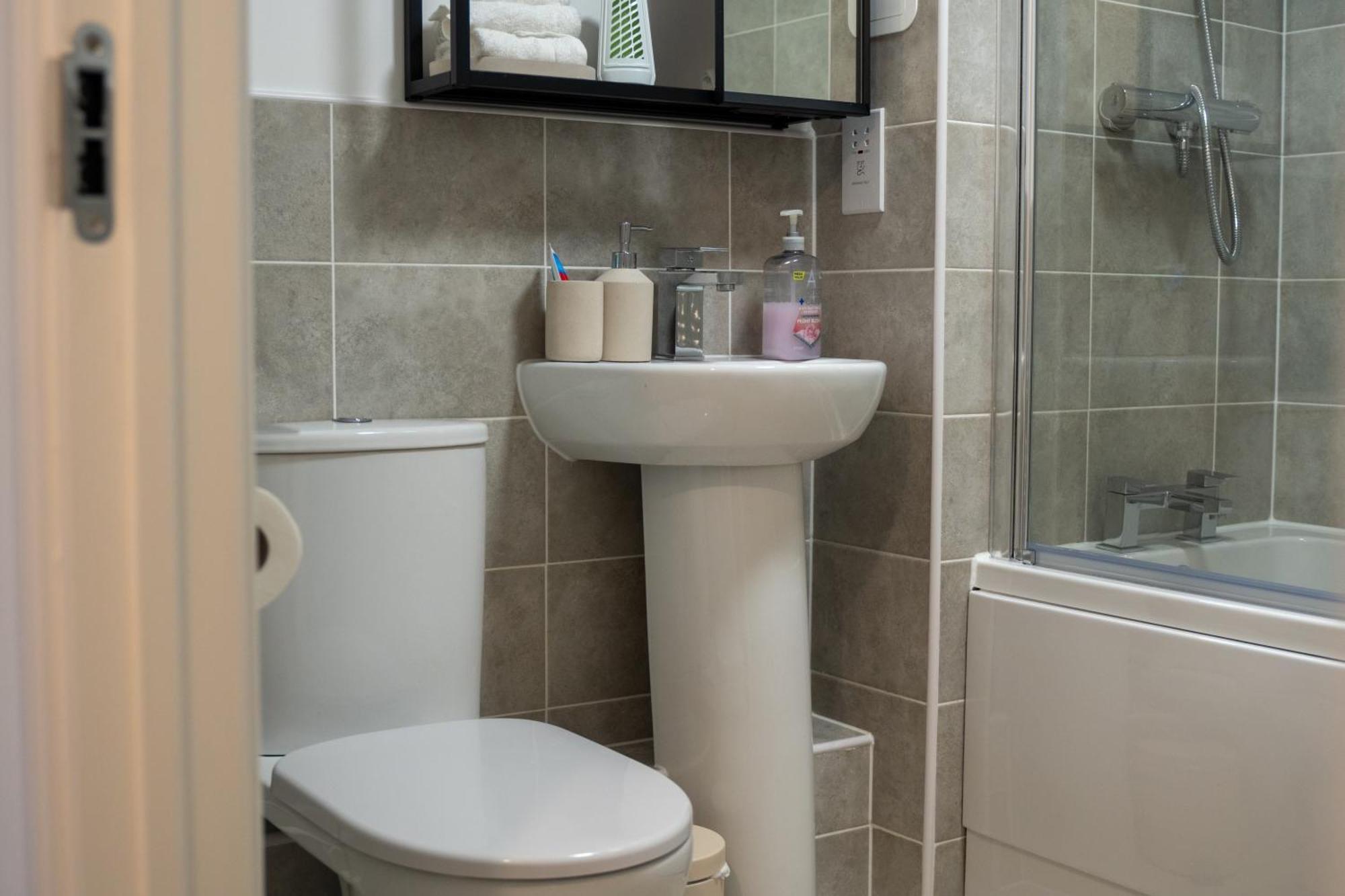 Glory Homes- Centre , Sleeps 7 With Parking & Wifi * Birmingham