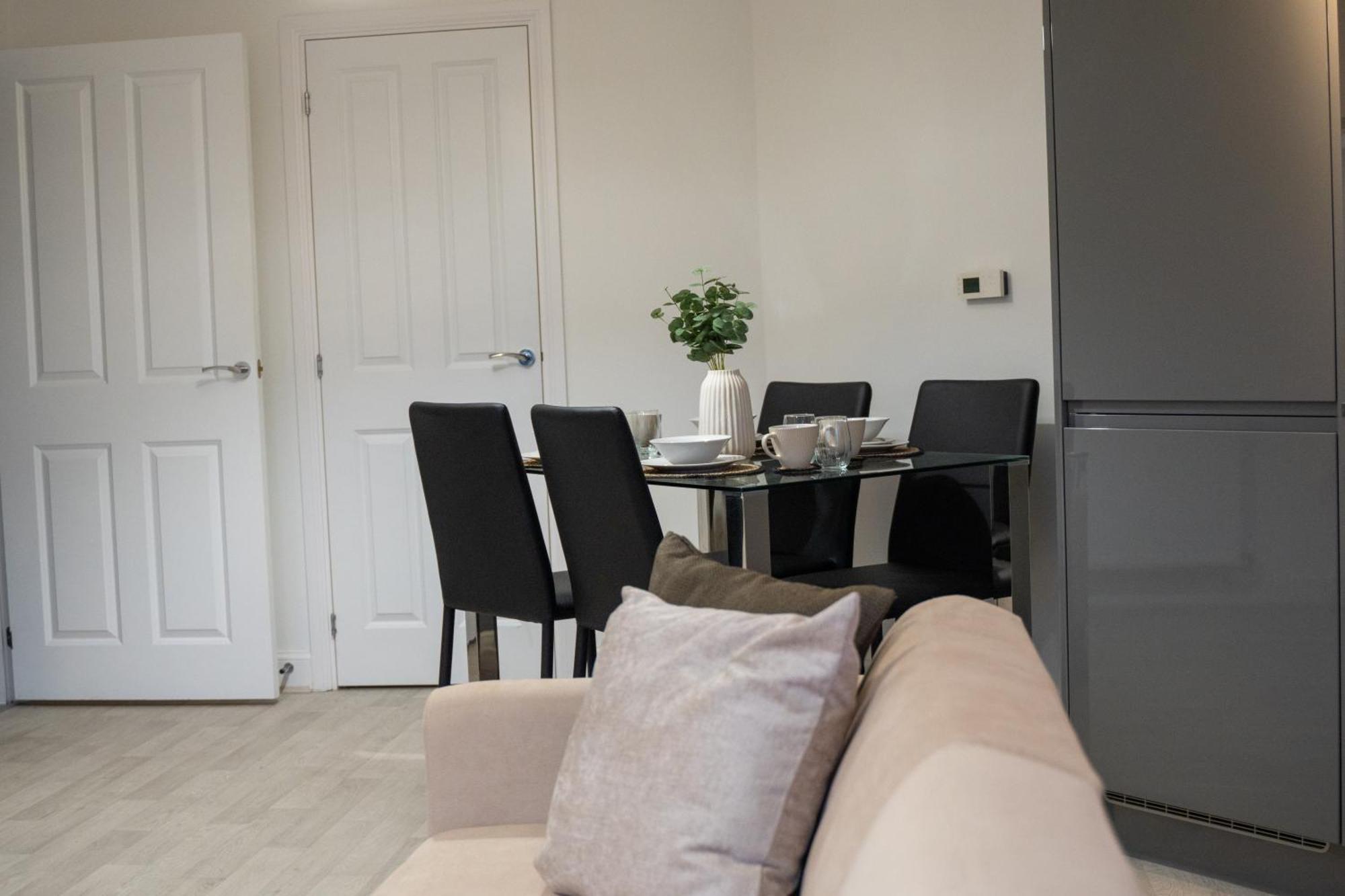 Glory Homes- Centre , Sleeps 7 With Parking & Wifi * Birmingham