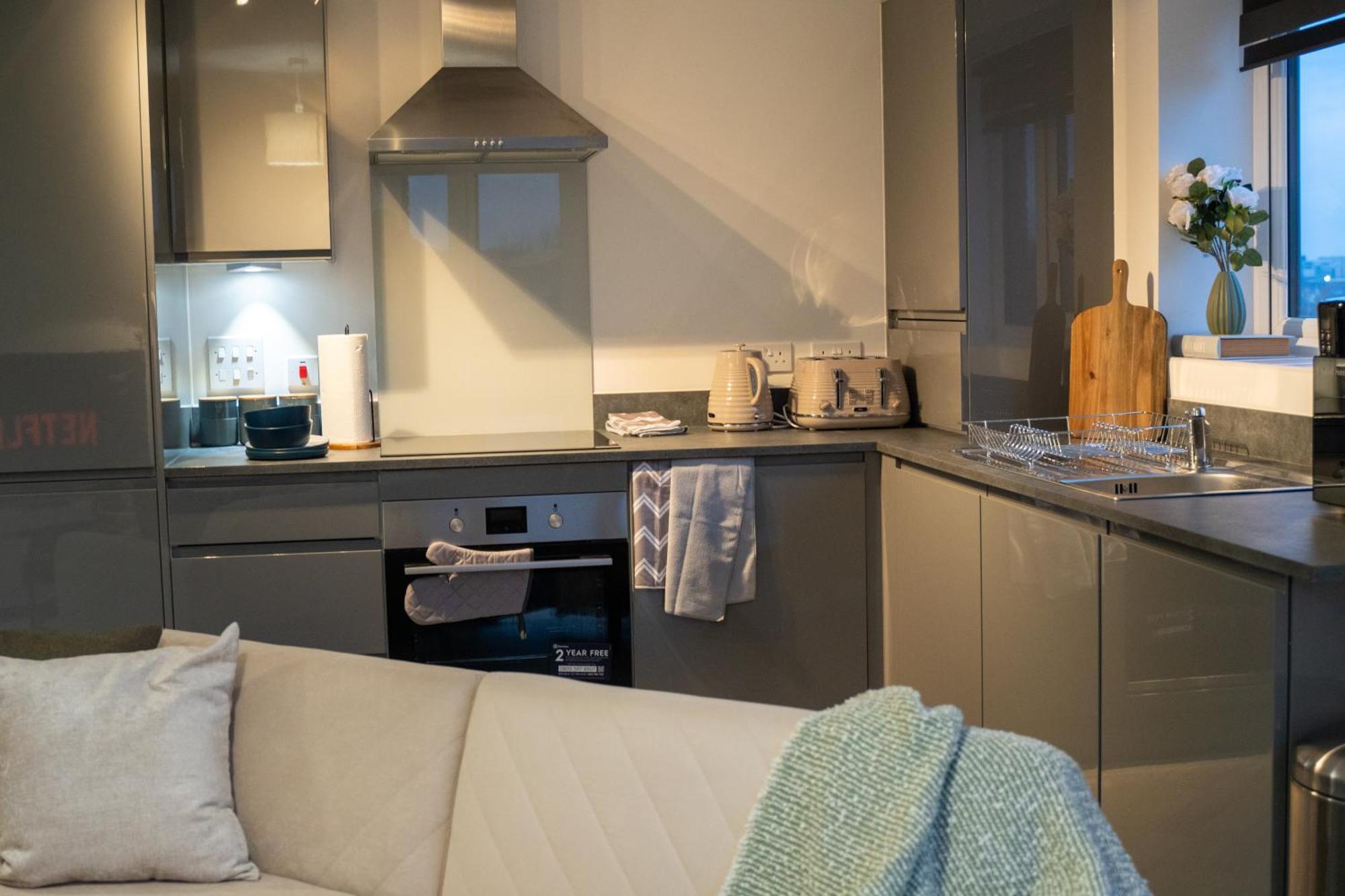 Glory Homes- Centre , Sleeps 7 With Parking & Wifi Apartment