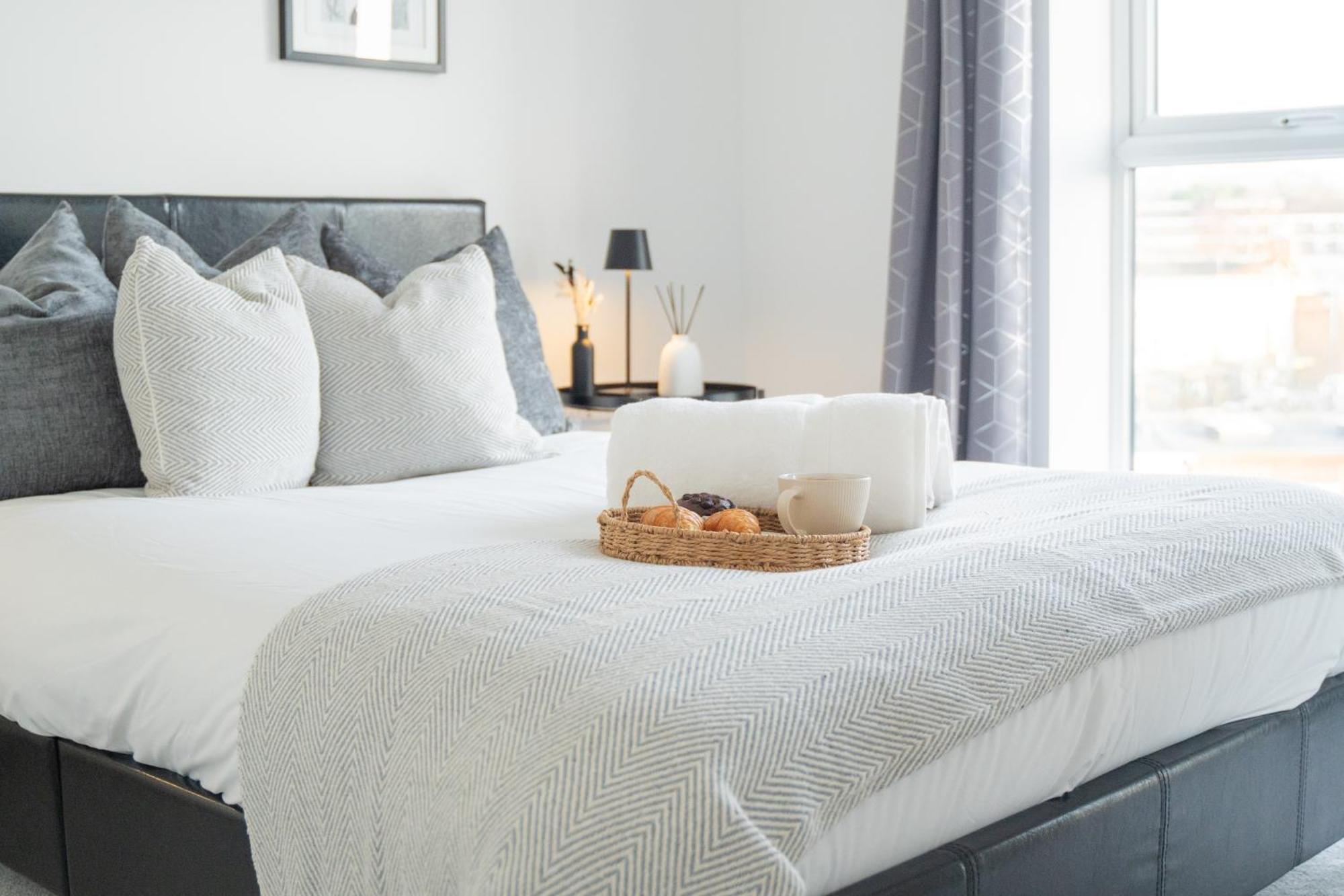 Glory Homes- Centre , Sleeps 7 With Parking & Wifi Apartment *