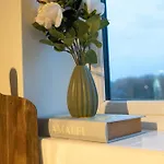 Glory Homes- City Centre Apartment , Sleeps 7 With Parking & Wifi